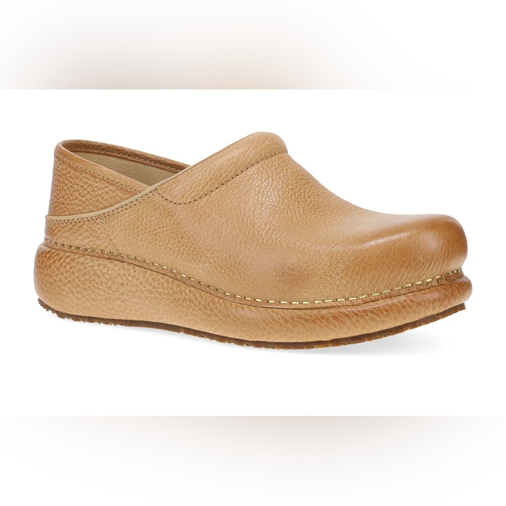 Distressed leather Dansko platform clog. Size 39. In good condition. Honey.